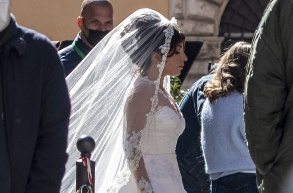 Lady Gaga in abito da sposa per le riprese di