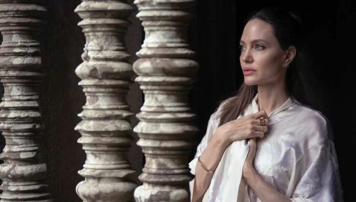 Angelina Jolie per Whitout Blood
