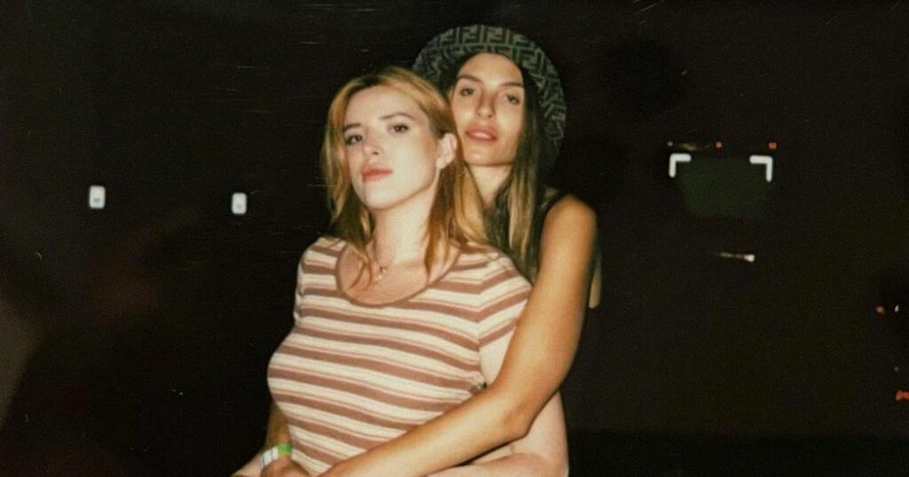 Bella Thorne e Mitzi Peirone (Instagram)