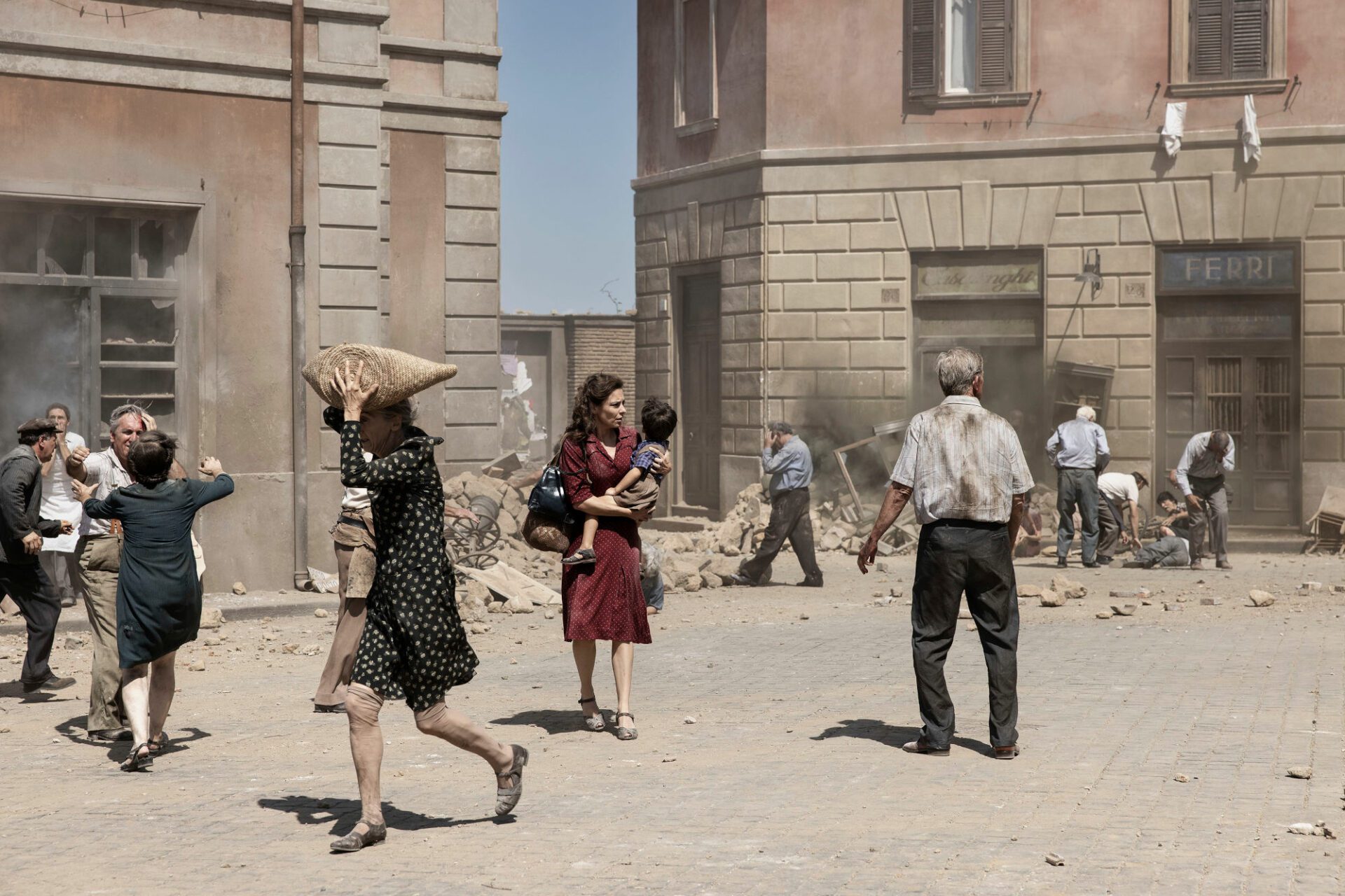 La storia, i personaggi e le foto dell'adattamento da Elsa Morante La storia, i personaggi e le foto dell'adattamento da Elsa Morante