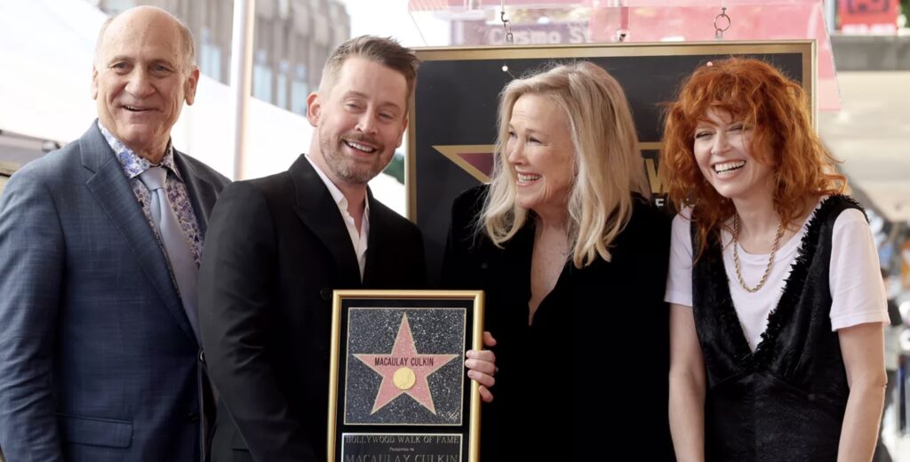 Macaulay Culkin riceve la stella sulla Walk of Fame, è reunion con la 'mamma'  Catherine O'Hara (video) - Ciak Magazine