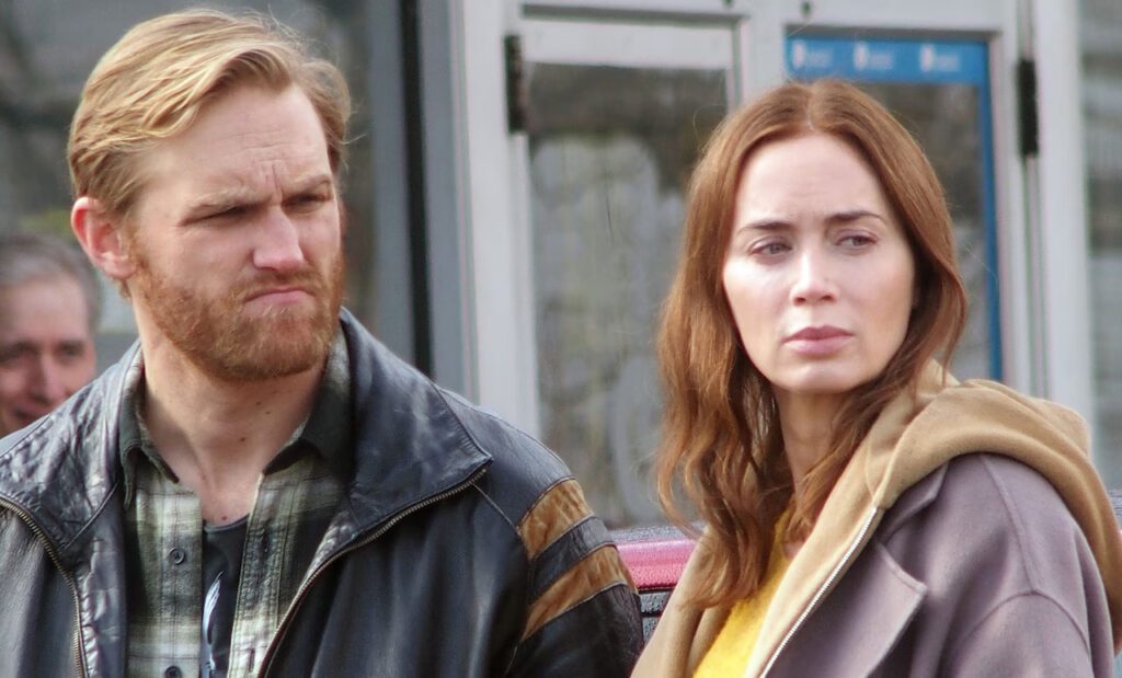 Emily Blunt e Wyatt Russell set The Dish
